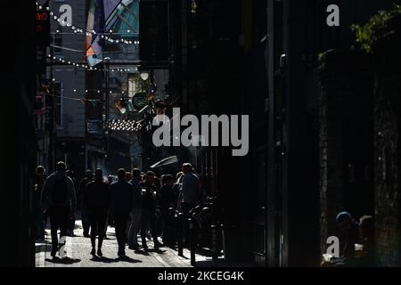 Eine geschäftige Dame Line mit Leuten, die vor einem Pub im Stadtzentrum von Dublin einen Drink zum Mitnehmen genießen. Am Donnerstag, den 13. Mai 2021, in Dublin, Irland. (Foto von Artur Widak/NurPhoto) Stockfoto