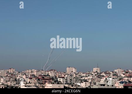 Am 13. Mai 2021 werden von palästinensischen Aktivisten Raketen auf Israel in Gaza abgefeuert. (Foto von Momen Faiz/NurPhoto) Stockfoto