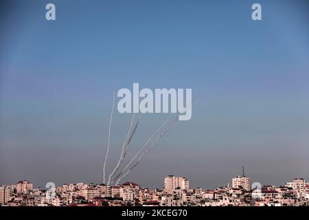 Am 13. Mai 2021 werden von palästinensischen Aktivisten Raketen auf Israel in Gaza abgefeuert. (Foto von Momen Faiz/NurPhoto) Stockfoto