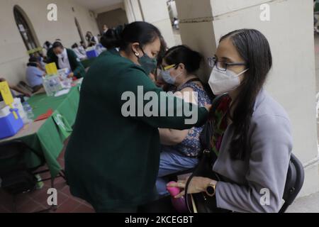 Eine Schwangerin den Einrichtungen der Benito Juarez Grundschule im Distrikt Cuauhtemoc in Mexiko-Stadt wird von medizinischem Personal während des Gesundheitsnotfalls und der gelben epidemiologischen Ampel in der Hauptstadt mit der ersten Dosis des Pfizer-BioNTech-Biologischen gegen COVID-19 immunisiert. (Foto von Gerardo Vieyra/NurPhoto) Stockfoto