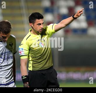 Luca Massimi, Schiedsrichter, während der Serie A Spiel zwischen FC Crotone und Hellas Verona FC am 13. Mai 2021 Stadion 'Ezio Scida' in Crotone, Italien (Foto von Gabriele Maricchiolo/NurPhoto) Stockfoto