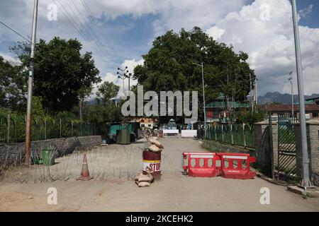 Indische Streitkräfte blockierten während der Beschränkungen in der Altstadt von Srinagar, dem von Indien verwalteten Kaschmir, am 14. Mai 2021 eine Straße. (Foto von Muzamil Mattoo/NurPhoto) Stockfoto