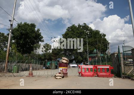 Indische Streitkräfte blockierten während der Beschränkungen in der Altstadt von Srinagar, dem von Indien verwalteten Kaschmir, am 14. Mai 2021 eine Straße. (Foto von Muzamil Mattoo/NurPhoto) Stockfoto