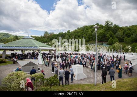 Shaleed, der Tag der Märtyrer in muslimischer Tradition, wird am zweiten Tag nach dem Ramadan in Potocari, Srebrenica, Bosnien und Herzegowina, am 15. Mai 2021 gefeiert. Das Potocari-Denkmal ist ein Treffpunkt für Tausende Bosniaken aus Srebrenica und dem ganzen Land, die kommen, um zu beten und ihren Lieben, die im Juli 1995 getötet wurden, Tribut zu zollen. (Foto von Jose Antonio Sanchez/NurPhoto) Stockfoto