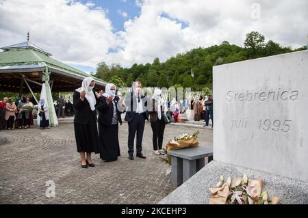 Shaleed, der Tag der Märtyrer in muslimischer Tradition, wird am zweiten Tag nach dem Ramadan in Potocari, Srebrenica, Bosnien und Herzegowina, am 15. Mai 2021 gefeiert. Das Potocari-Denkmal ist ein Treffpunkt für Tausende Bosniaken aus Srebrenica und dem ganzen Land, die kommen, um zu beten und ihren Lieben, die im Juli 1995 getötet wurden, Tribut zu zollen. (Foto von Jose Antonio Sanchez/NurPhoto) Stockfoto