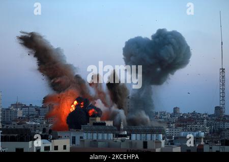 Schwarzer Rauch wabert, nachdem ein israelischer Luftangriff auf Gaza-Stadt am 14. Mai 2021 das Ansar-Gelände, das mit der Hamas-Bewegung in Verbindung steht, im Gazastreifen anvisierte. (Foto von Majdi Fathi/NurPhoto) Stockfoto