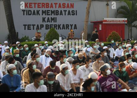 Gefangene tragen eine Maske und befolgen die Gesundheitsprotokolle während der panemischen Periode, hören sich einen Vortrag nach den Eid-Gebeten im Cipinang Gefängnis, Indonesien an, das am 13. Mai 2021 von einer Reihe von Beamten bewacht wird. Das Ministerium für Recht und Menschenrechte (Kemenkumham) der DKI Jakarta hat für 4.837 Gefangene in Gefängnissen, Haftanstalten und speziellen Kindergefängnissen in DKI Jakarta eine besondere Remission für den Eid Mubarak Day vorgesehen. (Foto von Dasril Roszandi/NurPhoto) Stockfoto