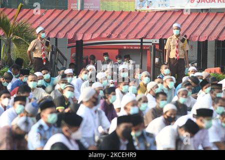 Gefangene tragen eine Maske und befolgen die Gesundheitsprotokolle während der panemischen Periode, hören sich einen Vortrag nach den Eid-Gebeten im Cipinang Gefängnis, Indonesien an, das am 13. Mai 2021 von einer Reihe von Beamten bewacht wird. Das Ministerium für Recht und Menschenrechte (Kemenkumham) der DKI Jakarta hat für 4.837 Gefangene in Gefängnissen, Haftanstalten und speziellen Kindergefängnissen in DKI Jakarta eine besondere Remission für den Eid Mubarak Day vorgesehen. (Foto von Dasril Roszandi/NurPhoto) Stockfoto