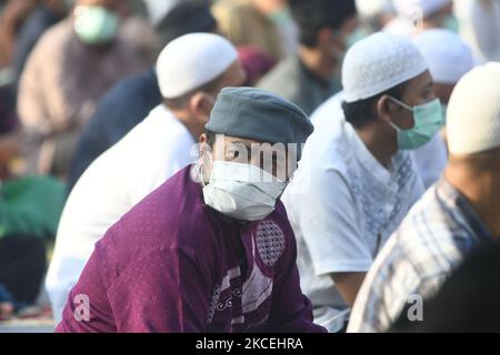 Gefangene tragen eine Maske und befolgen die Gesundheitsprotokolle während der panemischen Periode, hören sich einen Vortrag nach den Eid-Gebeten im Cipinang Gefängnis, Indonesien an, das am 13. Mai 2021 von einer Reihe von Beamten bewacht wird. Das Ministerium für Recht und Menschenrechte (Kemenkumham) der DKI Jakarta hat für 4.837 Gefangene in Gefängnissen, Haftanstalten und speziellen Kindergefängnissen in DKI Jakarta eine besondere Remission für den Eid Mubarak Day vorgesehen. (Foto von Dasril Roszandi/NurPhoto) Stockfoto