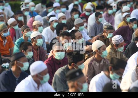 Gefangene tragen eine Maske und befolgen die Gesundheitsprotokolle während der panemischen Periode, hören sich einen Vortrag nach den Eid-Gebeten im Cipinang Gefängnis, Indonesien an, das am 13. Mai 2021 von einer Reihe von Beamten bewacht wird. Das Ministerium für Recht und Menschenrechte (Kemenkumham) der DKI Jakarta hat für 4.837 Gefangene in Gefängnissen, Haftanstalten und speziellen Kindergefängnissen in DKI Jakarta eine besondere Remission für den Eid Mubarak Day vorgesehen. (Foto von Dasril Roszandi/NurPhoto) Stockfoto