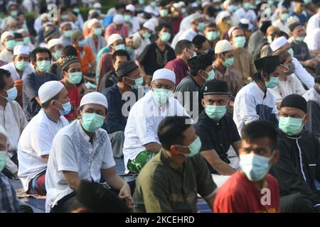 Gefangene tragen eine Maske und befolgen die Gesundheitsprotokolle während der panemischen Periode, hören sich einen Vortrag nach den Eid-Gebeten im Cipinang Gefängnis, Indonesien an, das am 13. Mai 2021 von einer Reihe von Beamten bewacht wird. Das Ministerium für Recht und Menschenrechte (Kemenkumham) der DKI Jakarta hat für 4.837 Gefangene in Gefängnissen, Haftanstalten und speziellen Kindergefängnissen in DKI Jakarta eine besondere Remission für den Eid Mubarak Day vorgesehen. (Foto von Dasril Roszandi/NurPhoto) Stockfoto