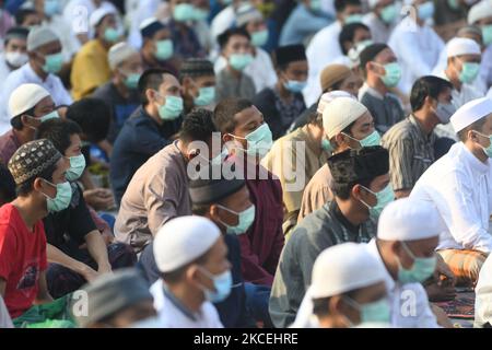 Gefangene tragen eine Maske und befolgen die Gesundheitsprotokolle während der panemischen Periode, hören sich einen Vortrag nach den Eid-Gebeten im Cipinang Gefängnis, Indonesien an, das am 13. Mai 2021 von einer Reihe von Beamten bewacht wird. Das Ministerium für Recht und Menschenrechte (Kemenkumham) der DKI Jakarta hat für 4.837 Gefangene in Gefängnissen, Haftanstalten und speziellen Kindergefängnissen in DKI Jakarta eine besondere Remission für den Eid Mubarak Day vorgesehen. (Foto von Dasril Roszandi/NurPhoto) Stockfoto