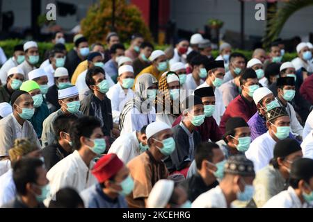 Gefangene tragen eine Maske und befolgen die Gesundheitsprotokolle während der panemischen Periode, hören sich einen Vortrag nach den Eid-Gebeten im Cipinang Gefängnis, Indonesien an, das am 13. Mai 2021 von einer Reihe von Beamten bewacht wird. Das Ministerium für Recht und Menschenrechte (Kemenkumham) der DKI Jakarta hat für 4.837 Gefangene in Gefängnissen, Haftanstalten und speziellen Kindergefängnissen in DKI Jakarta eine besondere Remission für den Eid Mubarak Day vorgesehen. (Foto von Dasril Roszandi/NurPhoto) Stockfoto