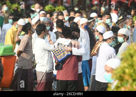 Gefangene tragen eine Maske und befolgen die Gesundheitsprotokolle während der panemischen Periode, hören sich einen Vortrag nach den Eid-Gebeten im Cipinang Gefängnis, Indonesien an, das am 13. Mai 2021 von einer Reihe von Beamten bewacht wird. Das Ministerium für Recht und Menschenrechte (Kemenkumham) der DKI Jakarta hat für 4.837 Gefangene in Gefängnissen, Haftanstalten und speziellen Kindergefängnissen in DKI Jakarta eine besondere Remission für den Eid Mubarak Day vorgesehen. (Foto von Dasril Roszandi/NurPhoto) Stockfoto