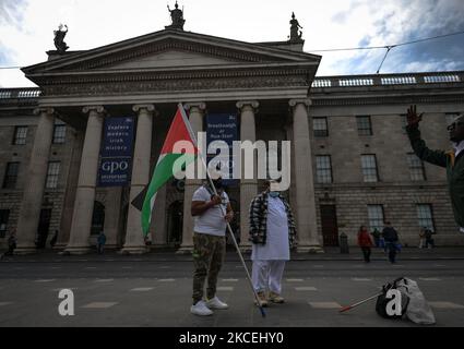 Pro-palästinensische Demonstranten in der O'Connell Street in Dublin nach den letzten Tagen der Gewalt, die zwischen Israel und Palästina ausbrach. Eine Kundgebung in Dublin zur Unterstützung Palästinas im anhaltenden Konflikt mit Isreal wurde aufgrund der COVID-19-Warnungen von Gardai abgesagt. Am Freitag, den 14. Mai 2021, in Dublin, Irland. (Foto von Artur Widak/NurPhoto) Stockfoto