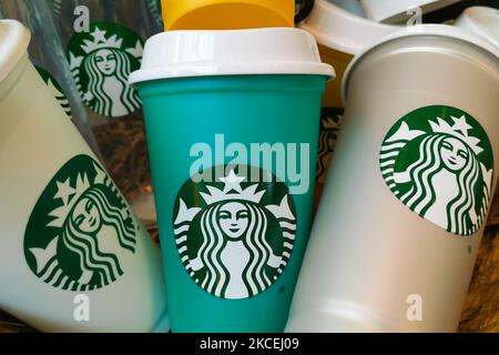 Am 14. Mai 2021 werden im Starbucks Coffee Shop in Krakau, Polen, die Starbucks-Becher von Reusabkle gesehen. (Foto von Beata Zawrzel/NurPhoto) Stockfoto