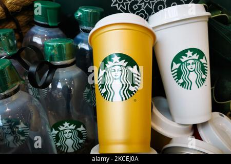 Am 14. Mai 2021 werden im Starbucks Coffee Shop in Krakau, Polen, die Starbucks-Becher von Reusabkle gesehen. (Foto von Beata Zawrzel/NurPhoto) Stockfoto