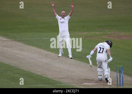 Chris Rushworth von Durham stellt Daryl Mitchell LBW von Worcestershire während des LV= County Championship-Spiels zwischen dem Durham County Cricket Club und Worcestershire am 14.. Mai 2021 in Emirates Riverside, Chester le Street, Großbritannien, in den Kampf. (Foto von Mark Fletcher/MI News/NurPhoto) Stockfoto