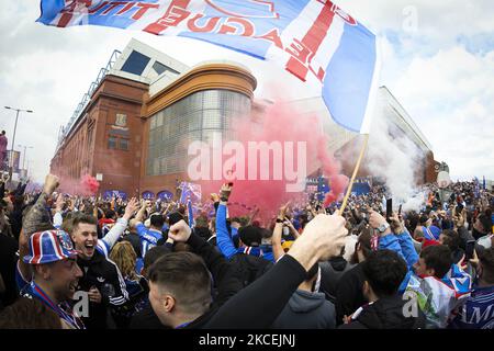 Die Rangers-Fans feiern, dass ihr Verein am 15. Mai 2021 in Glasgow, Schottland, zum ersten Mal seit 10 Jahren die schottische Premiership gewonnen hat. Die Fans wurden gewarnt, sich zu sagen, da noch immer Sperrbeschränkungen bestehen, die die Anzahl der Personen begrenzen, die sich versammeln dürfen, haben die schottische First-Ministerin Nicola Sturgeon und die Polizei von Schottland beide Erklärungen veröffentlicht, in denen sie die Fans auffordern, sich von den geplanten Feierlichkeiten fernzuhalten. (Foto von Ewan Bootman/NurPhoto) Stockfoto