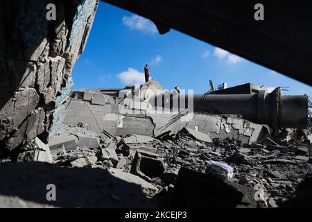 Ein palästinensischer Muezzin ruft zum Gebet auf den Trümmern der Qlebo-Moschee Abdul Razzaq im Flüchtlingslager Jabalia im nördlichen Gazastreifen auf, nachdem israelische Luftangriffen Anfang des 15. Mai 2021 durchgeführt worden waren. - Israelische Kampfflugzeuge peitschten über Nacht den Gazastreifen und töteten 10 Mitglieder einer einzigen Familie, sagten Sanitäter, nachdem ein Tag tödlicher Gewalt das Westjordanland erschütterte und ein US-Gesandter zu Gesprächen eintraf. (Foto von Majdi Fathi/NurPhoto) Stockfoto