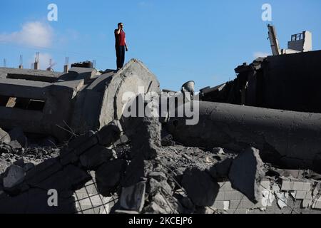 Ein palästinensischer Muezzin ruft zum Gebet auf den Trümmern der Qlebo-Moschee Abdul Razzaq im Flüchtlingslager Jabalia im nördlichen Gazastreifen auf, nachdem israelische Luftangriffen Anfang des 15. Mai 2021 durchgeführt worden waren. - Israelische Kampfflugzeuge peitschten über Nacht den Gazastreifen und töteten 10 Mitglieder einer einzigen Familie, sagten Sanitäter, nachdem ein Tag tödlicher Gewalt das Westjordanland erschütterte und ein US-Gesandter zu Gesprächen eintraf. (Foto von Majdi Fathi/NurPhoto) Stockfoto