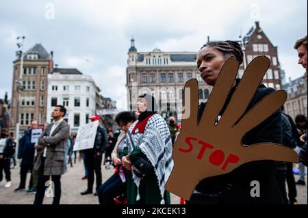 Sylvana Simons, holländische Gründerin und Vorsitzende der antirassistischen politischen Partei BIJ1, hält eine Kartonschachtel mit dem Wort STOP auf der Hand, während der Demonstration zur Unterstützung der Opfer des niederländischen Kinderbetreuungsskandals in den Niederlanden, die am 15.. Mai in Amsterdam, Niederlande, stattfand, 2021. (Foto von Romy Arroyo Fernandez/NurPhoto) Stockfoto