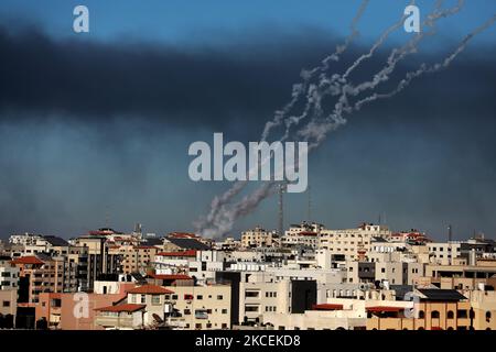 Am 15. Mai 2021 werden von Rafah im Süden des Gazastreifens Raketen auf Israel abgefeuert, die von der palästinensischen Hamas-Bewegung kontrolliert werden. (Foto von Majdi Fathi/NurPhoto) Stockfoto