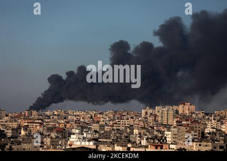 Der Rauch steigt inmitten einer Aufflachung der israelisch-palästinensischen Gewalt im Gazastreifen am 15. Mai 2021. (Foto von Majdi Fathi/NurPhoto) Stockfoto