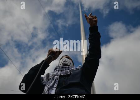 Ein pro-palästinensischer Protestler richtet sich während der „Kundgebung für Palästina“ an die Menge vor dem Spire of Dublin in der O'Connell Street. Am Samstag, den 15. Mai 2021, in Dublin, Irland. (Foto von Artur Widak/NurPhoto) Stockfoto