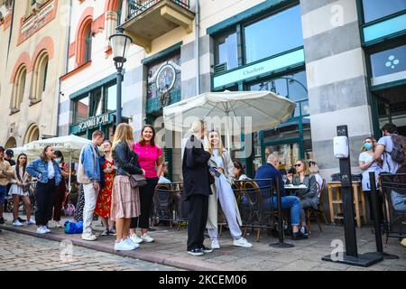 Nach der Wiedereröffnung während der Coronavirus-Pandemie am 15. Mai 2021 in Krakau, Polen, warten Menschen in einer langen Schlange darauf, im Garten des Bistro-Restaurants Charlotte Platz zu nehmen. Heute sind im ganzen Land Restaurants im Freien geöffnet und es besteht keine Verpflichtung, Gesichtsmasken im Freien zu tragen. (Foto von Beata Zawrzel/NurPhoto) Stockfoto