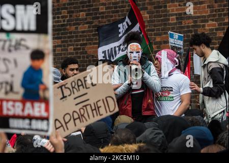 LONDON, VEREINIGTES KÖNIGREICH - 15. MAI 2021: Tausende Demonstranten versammeln sich vor der israelischen Botschaft, nachdem sie am 15. Mai 2021 aus dem Hyde Park im Zentrum von London aus gegen Luftangriffe auf Gaza und die Eskalation des Palästina-Israel-Konflikts in London, England, protestiert haben. Der Konflikt zwischen Israel und Palästina hat sich in den letzten Wochen verschärft, angetrieben durch die geplanten Vertreibungen palästinensischer Familien aus ihren Häusern durch jüdische Siedler im Scheich-Jarrah-Bezirk in Ostjerusalem und Zusammenstöße mit Sicherheitskräften in der Altstadt während des Ramadan. Was zum Austausch von Luftangriffen durch die Hamas und Th Stockfoto