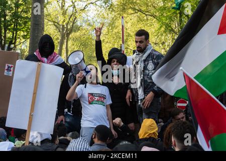 LONDON, VEREINIGTES KÖNIGREICH - 15. MAI 2021: Tausende Demonstranten versammeln sich vor der israelischen Botschaft, nachdem sie am 15. Mai 2021 aus dem Hyde Park im Zentrum von London aus gegen Luftangriffe auf Gaza und die Eskalation des Palästina-Israel-Konflikts in London, England, protestiert haben. Der Konflikt zwischen Israel und Palästina hat sich in den letzten Wochen verschärft, angetrieben durch die geplanten Vertreibungen palästinensischer Familien aus ihren Häusern durch jüdische Siedler im Scheich-Jarrah-Bezirk in Ostjerusalem und Zusammenstöße mit Sicherheitskräften in der Altstadt während des Ramadan. Was zum Austausch von Luftangriffen durch die Hamas und Th Stockfoto