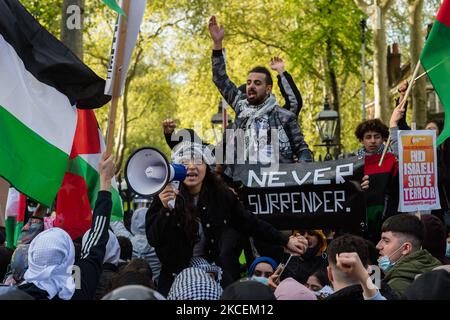 LONDON, VEREINIGTES KÖNIGREICH - 15. MAI 2021: Tausende Demonstranten versammeln sich vor der israelischen Botschaft, nachdem sie am 15. Mai 2021 aus dem Hyde Park im Zentrum von London aus gegen Luftangriffe auf Gaza und die Eskalation des Palästina-Israel-Konflikts in London, England, protestiert haben. Der Konflikt zwischen Israel und Palästina hat sich in den letzten Wochen verschärft, angetrieben durch die geplanten Vertreibungen palästinensischer Familien aus ihren Häusern durch jüdische Siedler im Scheich-Jarrah-Bezirk in Ostjerusalem und Zusammenstöße mit Sicherheitskräften in der Altstadt während des Ramadan. Was zum Austausch von Luftangriffen durch die Hamas und Th Stockfoto
