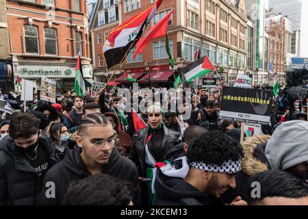 LONDON, VEREINIGTES KÖNIGREICH - 15. MAI 2021: Tausende Demonstranten versammeln sich vor der israelischen Botschaft, nachdem sie am 15. Mai 2021 aus dem Hyde Park im Zentrum von London aus gegen Luftangriffe auf Gaza und die Eskalation des Palästina-Israel-Konflikts in London, England, protestiert haben. Der Konflikt zwischen Israel und Palästina hat sich in den letzten Wochen verschärft, angetrieben durch die geplanten Vertreibungen palästinensischer Familien aus ihren Häusern durch jüdische Siedler im Scheich-Jarrah-Bezirk in Ostjerusalem und Zusammenstöße mit Sicherheitskräften in der Altstadt während des Ramadan. Was zum Austausch von Luftangriffen durch die Hamas und Th Stockfoto
