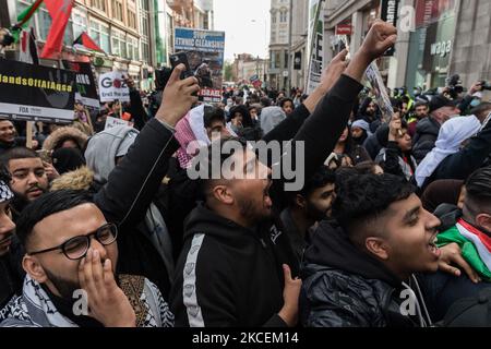 LONDON, VEREINIGTES KÖNIGREICH - 15. MAI 2021: Tausende Demonstranten versammeln sich vor der israelischen Botschaft, nachdem sie am 15. Mai 2021 aus dem Hyde Park im Zentrum von London aus gegen Luftangriffe auf Gaza und die Eskalation des Palästina-Israel-Konflikts in London, England, protestiert haben. Der Konflikt zwischen Israel und Palästina hat sich in den letzten Wochen verschärft, angetrieben durch die geplanten Vertreibungen palästinensischer Familien aus ihren Häusern durch jüdische Siedler im Scheich-Jarrah-Bezirk in Ostjerusalem und Zusammenstöße mit Sicherheitskräften in der Altstadt während des Ramadan. Was zum Austausch von Luftangriffen durch die Hamas und Th Stockfoto