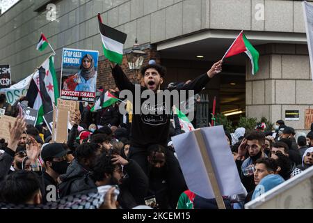 LONDON, VEREINIGTES KÖNIGREICH - 15. MAI 2021: Tausende Demonstranten versammeln sich vor der israelischen Botschaft, nachdem sie am 15. Mai 2021 aus dem Hyde Park im Zentrum von London aus gegen Luftangriffe auf Gaza und die Eskalation des Palästina-Israel-Konflikts in London, England, protestiert haben. Der Konflikt zwischen Israel und Palästina hat sich in den letzten Wochen verschärft, angetrieben durch die geplanten Vertreibungen palästinensischer Familien aus ihren Häusern durch jüdische Siedler im Scheich-Jarrah-Bezirk in Ostjerusalem und Zusammenstöße mit Sicherheitskräften in der Altstadt während des Ramadan. Was zum Austausch von Luftangriffen durch die Hamas und Th Stockfoto