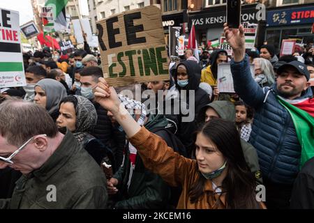 LONDON, VEREINIGTES KÖNIGREICH - 15. MAI 2021: Tausende Demonstranten versammeln sich vor der israelischen Botschaft, nachdem sie am 15. Mai 2021 aus dem Hyde Park im Zentrum von London aus gegen Luftangriffe auf Gaza und die Eskalation des Palästina-Israel-Konflikts in London, England, protestiert haben. Der Konflikt zwischen Israel und Palästina hat sich in den letzten Wochen verschärft, angetrieben durch die geplanten Vertreibungen palästinensischer Familien aus ihren Häusern durch jüdische Siedler im Scheich-Jarrah-Bezirk in Ostjerusalem und Zusammenstöße mit Sicherheitskräften in der Altstadt während des Ramadan. Was zum Austausch von Luftangriffen durch die Hamas und Th Stockfoto