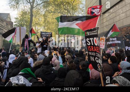 LONDON, VEREINIGTES KÖNIGREICH - 15. MAI 2021: Tausende Demonstranten versammeln sich vor der israelischen Botschaft, nachdem sie am 15. Mai 2021 aus dem Hyde Park im Zentrum von London aus gegen Luftangriffe auf Gaza und die Eskalation des Palästina-Israel-Konflikts in London, England, protestiert haben. Der Konflikt zwischen Israel und Palästina hat sich in den letzten Wochen verschärft, angetrieben durch die geplanten Vertreibungen palästinensischer Familien aus ihren Häusern durch jüdische Siedler im Scheich-Jarrah-Bezirk in Ostjerusalem und Zusammenstöße mit Sicherheitskräften in der Altstadt während des Ramadan. Was zum Austausch von Luftangriffen durch die Hamas und Th Stockfoto