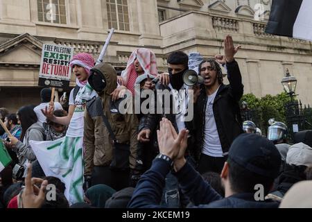 LONDON, VEREINIGTES KÖNIGREICH - 15. MAI 2021: Tausende Demonstranten versammeln sich vor der israelischen Botschaft, nachdem sie am 15. Mai 2021 aus dem Hyde Park im Zentrum von London aus gegen Luftangriffe auf Gaza und die Eskalation des Palästina-Israel-Konflikts in London, England, protestiert haben. Der Konflikt zwischen Israel und Palästina hat sich in den letzten Wochen verschärft, angetrieben durch die geplanten Vertreibungen palästinensischer Familien aus ihren Häusern durch jüdische Siedler im Scheich-Jarrah-Bezirk in Ostjerusalem und Zusammenstöße mit Sicherheitskräften in der Altstadt während des Ramadan. Was zum Austausch von Luftangriffen durch die Hamas und Th Stockfoto