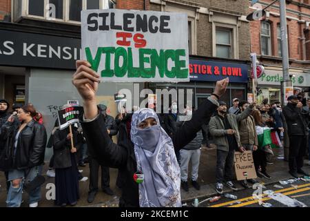 LONDON, VEREINIGTES KÖNIGREICH - 15. MAI 2021: Tausende Demonstranten versammeln sich vor der israelischen Botschaft, nachdem sie am 15. Mai 2021 aus dem Hyde Park im Zentrum von London aus gegen Luftangriffe auf Gaza und die Eskalation des Palästina-Israel-Konflikts in London, England, protestiert haben. Der Konflikt zwischen Israel und Palästina hat sich in den letzten Wochen verschärft, angetrieben durch die geplanten Vertreibungen palästinensischer Familien aus ihren Häusern durch jüdische Siedler im Scheich-Jarrah-Bezirk in Ostjerusalem und Zusammenstöße mit Sicherheitskräften in der Altstadt während des Ramadan. Was zum Austausch von Luftangriffen durch die Hamas und Th Stockfoto