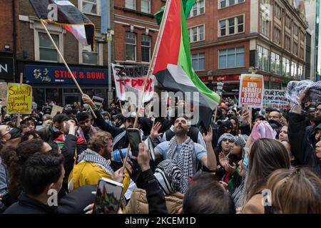LONDON, VEREINIGTES KÖNIGREICH - 15. MAI 2021: Tausende Demonstranten versammeln sich vor der israelischen Botschaft, nachdem sie am 15. Mai 2021 aus dem Hyde Park im Zentrum von London aus gegen Luftangriffe auf Gaza und die Eskalation des Palästina-Israel-Konflikts in London, England, protestiert haben. Der Konflikt zwischen Israel und Palästina hat sich in den letzten Wochen verschärft, angetrieben durch die geplanten Vertreibungen palästinensischer Familien aus ihren Häusern durch jüdische Siedler im Scheich-Jarrah-Bezirk in Ostjerusalem und Zusammenstöße mit Sicherheitskräften in der Altstadt während des Ramadan. Was zum Austausch von Luftangriffen durch die Hamas und Th Stockfoto
