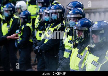 Polizeibeamte stehen Wache vor der israelischen Botschaft in London, Großbritannien, 15. Mai 2021. Die Kundgebung fand aus Protest gegen israelische Luftangriffe auf Gaza, die Entsendung israelischer Truppen gegen Gläubige in der Al-Aqsa Moschee während des Ramadan und Versuche statt, palästinensische Familien aus dem Stadtteil Sheikh Jarrah in Ostjerusalem gewaltsam zu verdrängt. (Foto von Maciek Musialek/NurPhoto) Stockfoto