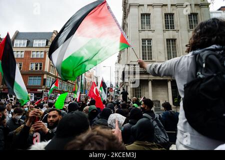 Pro-palästinensische Aktivisten schwenken Fahnen und Banner vor der israelischen Botschaft in London, Großbritannien, 15. Mai 2021. Die Kundgebung fand aus Protest gegen israelische Luftangriffe auf Gaza, die Entsendung israelischer Truppen gegen Gläubige in der Al-Aqsa Moschee während des Ramadan und Versuche statt, palästinensische Familien aus dem Stadtteil Sheikh Jarrah in Ostjerusalem gewaltsam zu verdrängt. (Foto von Maciek Musialek/NurPhoto) Stockfoto