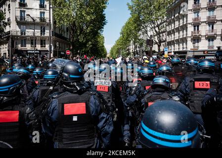 Die Bereitschaftspolizei brach am 15. Mai 2021 eine pro-palästinensische Kundgebung in der Nähe von Barbès ab, als im Pariser Bezirk Barbès eine Demonstration zur Unterstützung des palästinensischen Volkes organisiert wurde, nachdem die jüngsten Spannungen im Nahen Osten zwischen Israel und Palästina aufkamen. Sowohl im Gazastreifen als auch im Westjordanland. Aus Angst vor Ausbrüchen wurde der marsch von der Präfektur verboten, was zahlreiche Szenen von Gewalt zwischen Demonstranten, die dem Verbot trotzten, und der Polizei, die in großer Zahl eingesetzt wurde, um den geringsten Beginn der Kundgebung zu verhindern, schuf. (Foto von Samuel Boivin/NurPhoto) Stockfoto