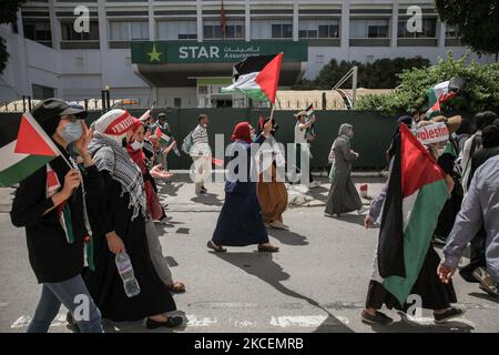 Weibliche Demonstranten schwenken die palästinensische Flagge, während sie Anti-Israel-Parolen während eines marsches rufen, der am 15. Mai 2021 in der tunesischen Hauptstadt Tunis auf der Straße stattfand. Zur Unterstützung des palästinensischen Volkes und zum Protest gegen die israelischen Luftangriffe auf den Gazastreifen und gegen die israelischen Verletzungen in den besetzten Gebieten Palästinas, insbesondere in der palästinensischen Nachbarschaft in Ostjerusalem, Sheikh Jarrah. (Foto von Chedly Ben Ibrahim/NurPhoto) Stockfoto