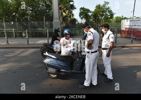 Ein Polizeipersonal kontrolliert am 16. Mai 2021 einen Motorradfahrer in Kalkutta, Indien. Die Regierung Westbengals kündigte am Samstag eine vollständige Sperrung des Bundesstaates vom 16. Bis 30. Mai an. Es verhängte auch eine Nachtflucht. (Foto von Sukhomoy Sen/NurPhoto) Stockfoto