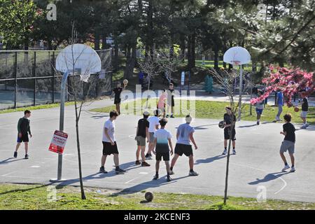 Jugendliche trotzen den Regeln der öffentlichen Gesundheit, während sie sich zusammentrommeln, um auf einem Basketballplatz im Park zu spielen, der von der regierungsweiten Aufenthaltsordnung der Regierung von Ontario geschlossen wurde, um die Ausbreitung des neuartigen Coronavirus (COVID-19) am 14. Mai 2021 in Vaughan, Ontario, Kanada, zu verlangsamen. Der Aufenthalt zu Hause in Ontario wurde vor kurzem um weitere zwei Wochen bis mindestens Juni 02 2021 verlängert, da COVID-19-Fälle in der gesamten Provinz ansteigen. Darüber hinaus kündigte die Regierung von Ontario an, dass sie die Lockdown-Maßnahmen verschärfen wird, indem sie neue Beschränkungen einführt, um die grassierende Sprea einzudämmen Stockfoto