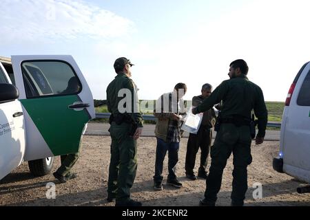 Undokumentierte Migranten werden von der Grenzpolizei am 16. Mai 2021 auf einer Straße in der Nähe der US-Grenzmauer in La Joya, Texas, USA, festgehalten. Nach inoffiziellen Schätzungen sind seit Februar 2021 rund 200.000 Migranten entlang der südlichen Grenze in die Vereinigten Staaten eingedrangen. (Foto von John Lamparski/NurPhoto) Stockfoto