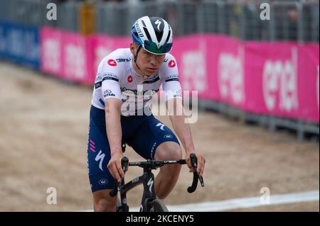 Remco Evenepoel aus Belgien und Team Deceuninck - Quick-Step White Best Young Rider Trikot bei der Ankunft während des Giro d'Italia 104. 2021, Etappe 9 A 158km Etappe von Castel di Sangro nach Campo Felice - Rocca di Cambio am 16. Mai 2021 in Campo Felice - Rocca di Cambio, Italien. (Foto von Lorenzo Di Cola/NurPhoto) Stockfoto