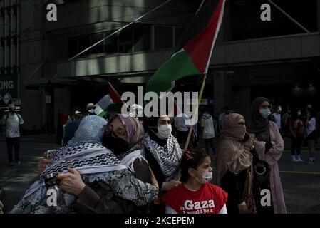 Eine palästinensische Familie, die am 15. Mai an einer pro-palästinensischen Demonstration in Vancouver, Kanada, teilnimmt (Foto: Marjan Yazdi/NurPhoto) Stockfoto